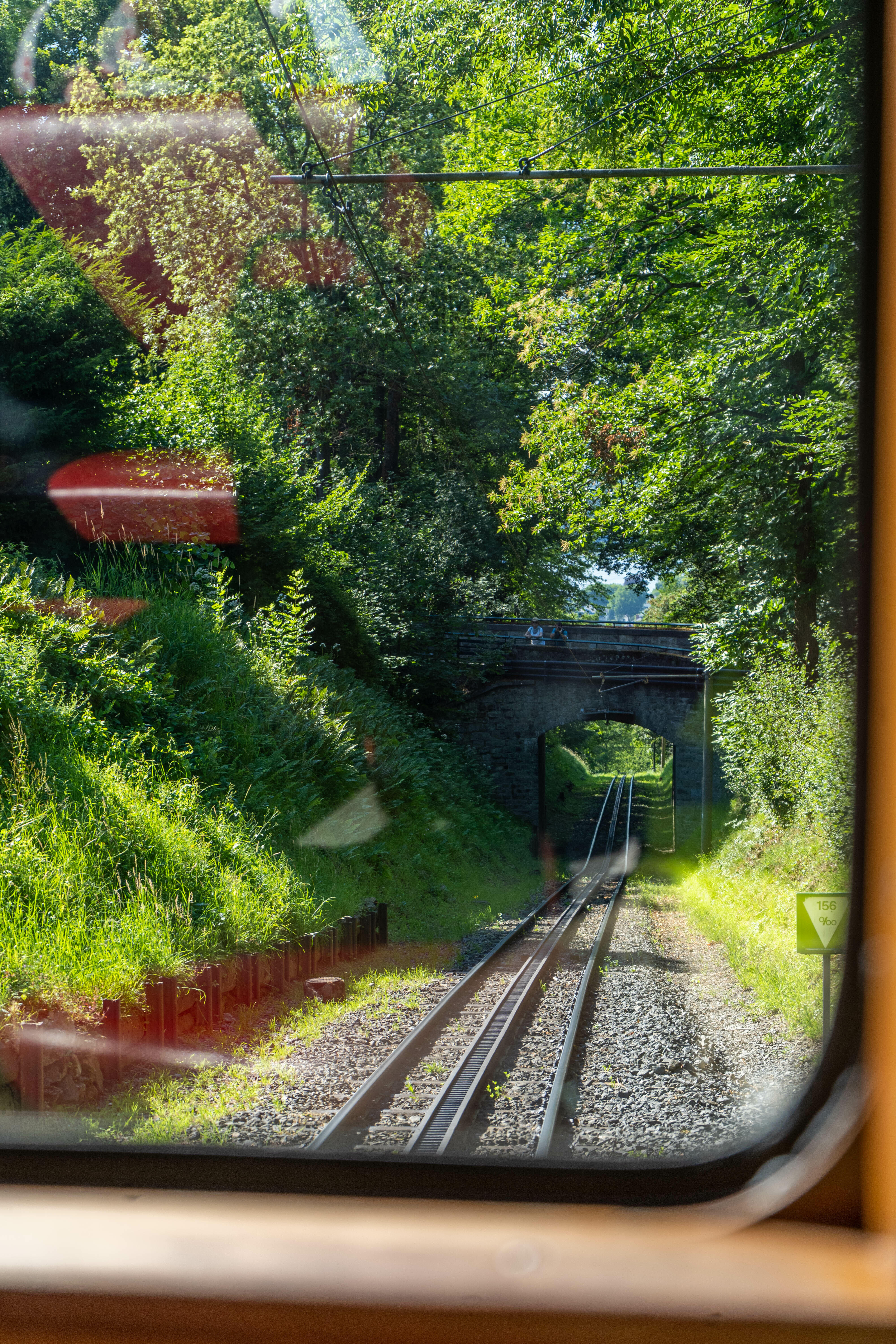 Blick aus dem Führerhaus auf die Strecke der Zahnradbahn unter einer Brücke