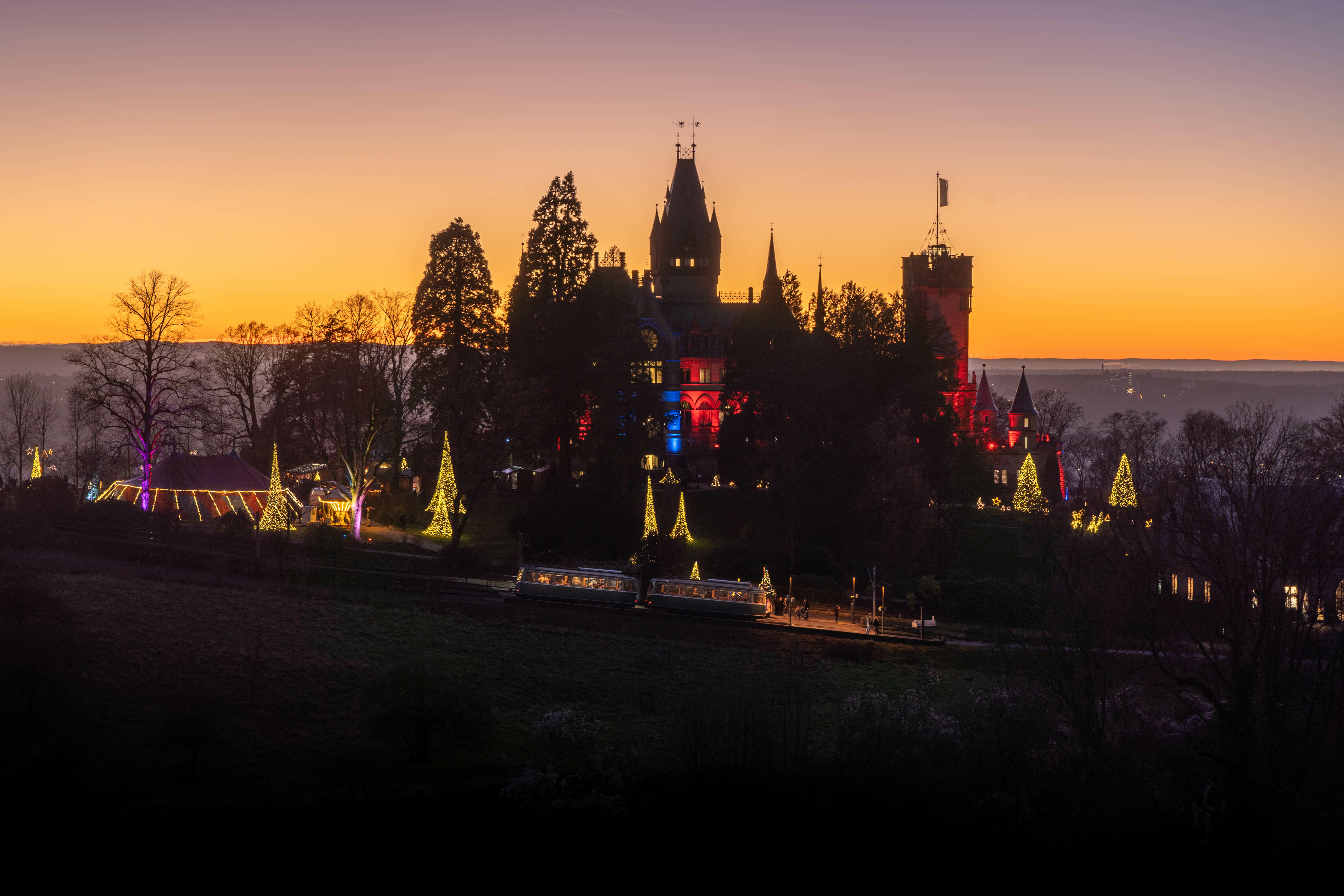 Drachenfelsbahn zur Adventszeit auf Schloss Drachenburg